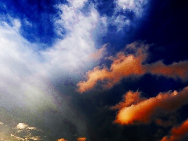 Белые и желтые облака