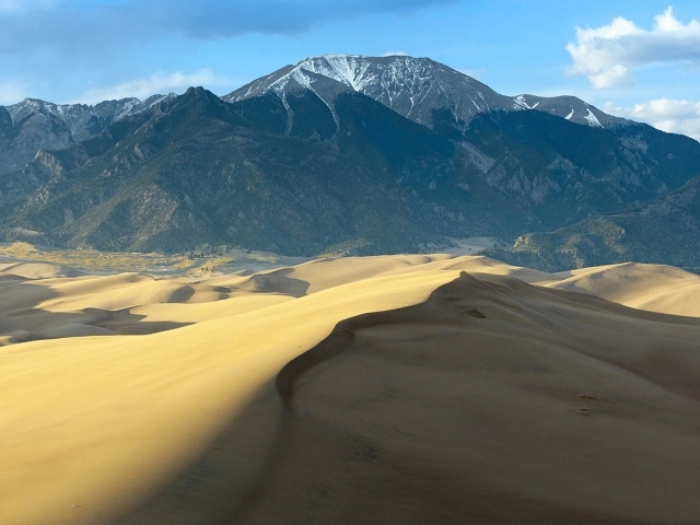 Пустыня у подножия гор