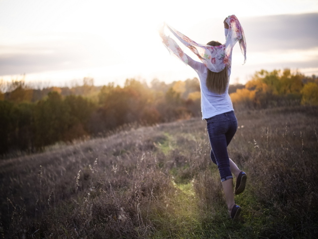 Девушка с платком бежит по полю