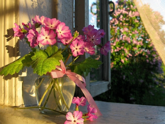 Букет цветов в стеклянной вазе
