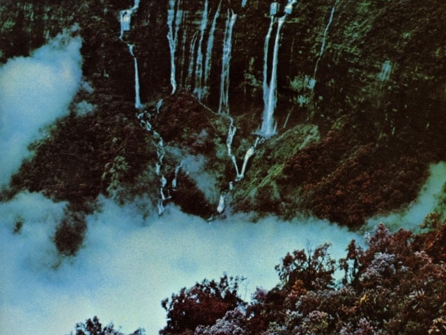 Горный пейзаж с водопадом