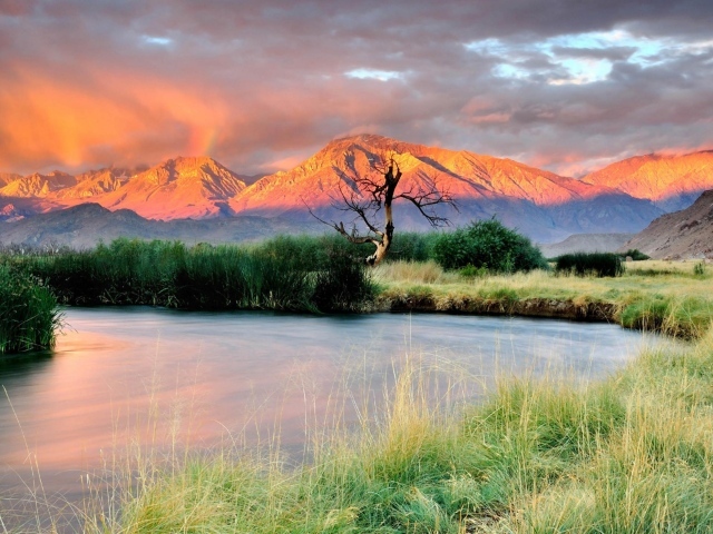 Горы и река на закате