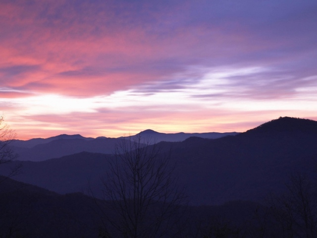 Горы на пурпурном закате