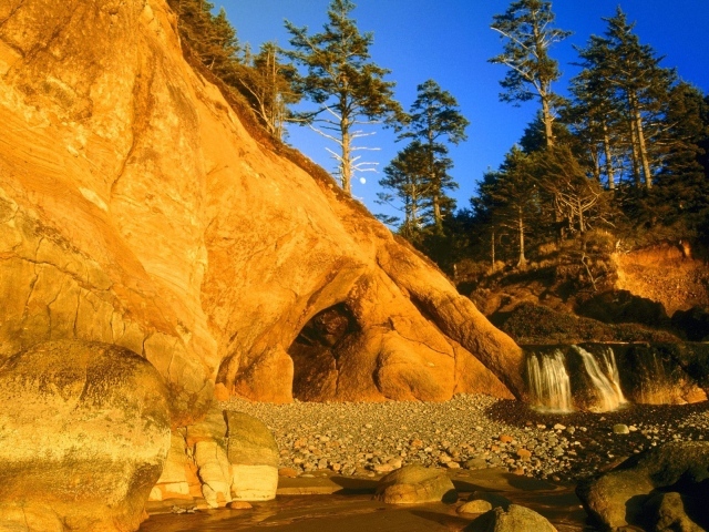 Скала с пещерой