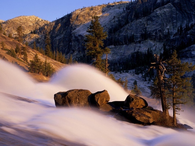 Снежная лавина в горах