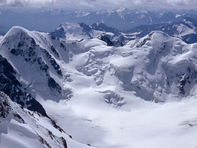 Снег сползает с гор