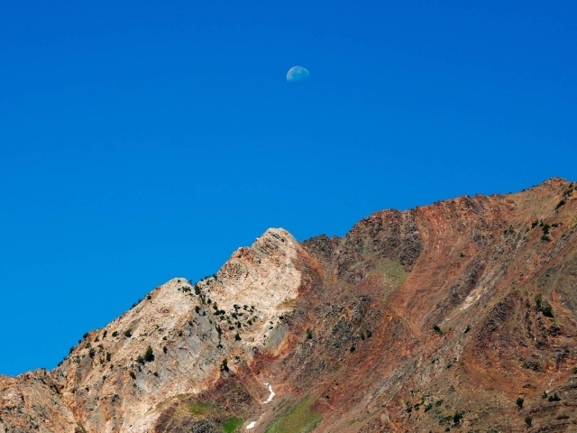 Луна над горами