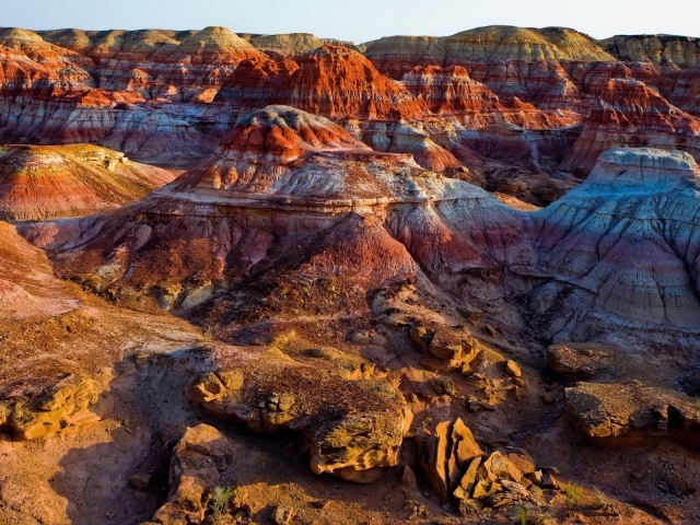 Пейзаж из разноцветных гор