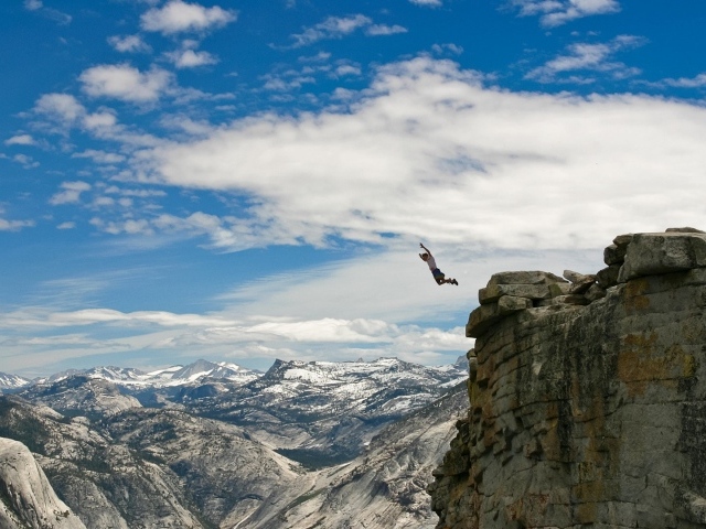 Человек прыгнул со скалы