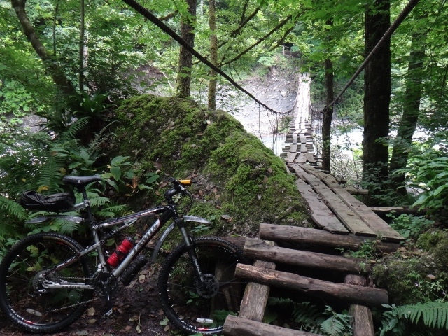 Велосипед оставлен у моста