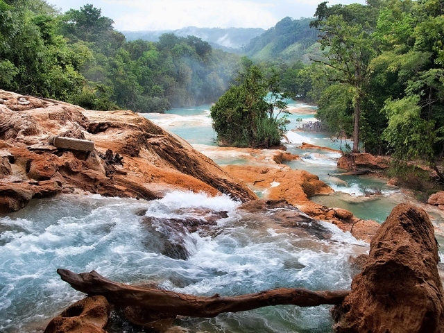 Бурлящий поток горной реки