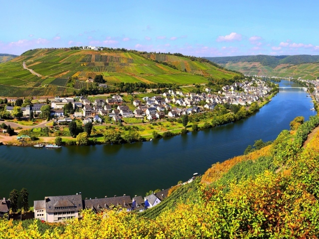 Город у реки