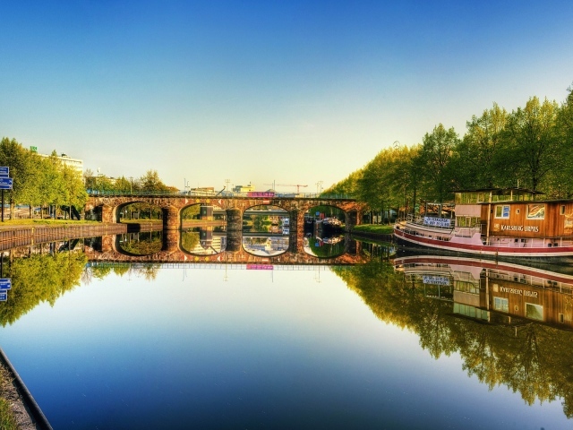 Катер плывет по реке