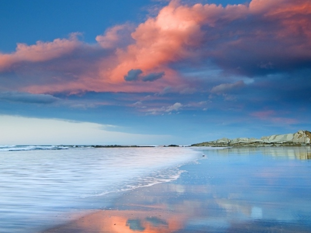 Красивые облака  над морем