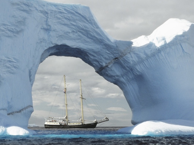 Корабль в Антарктиде