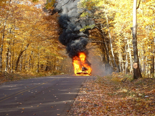 Осень на дороге горит автомобиль