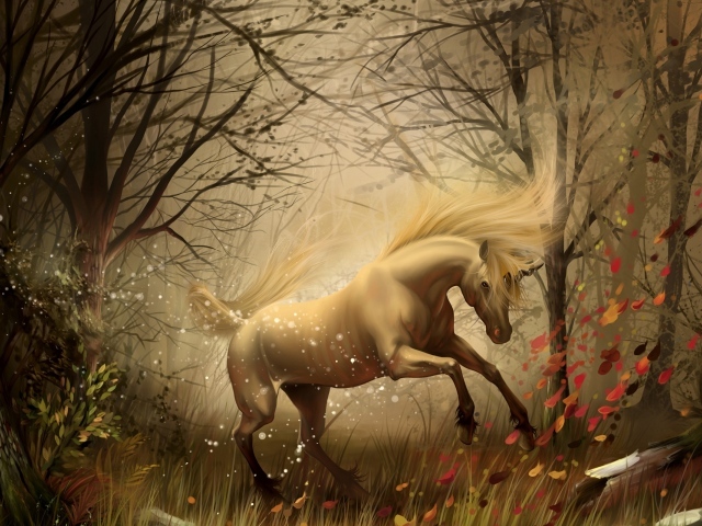 Лошадь играет в осеннем лесу