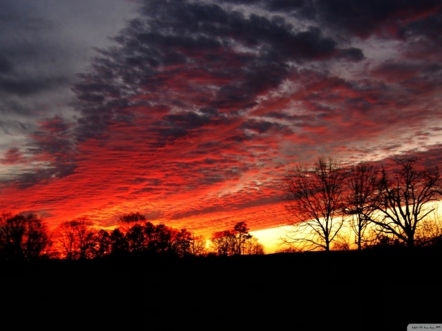 Багровые облака на закате