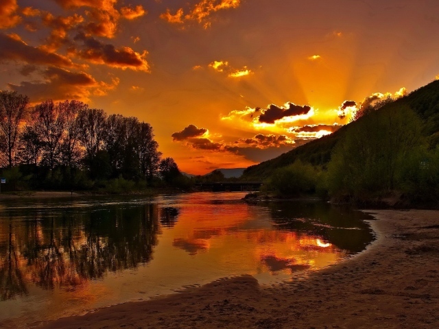 Красочный закат у озера