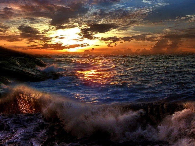 Закат на штормовом море