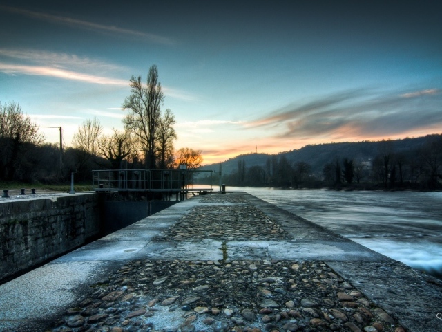 Закат на реке