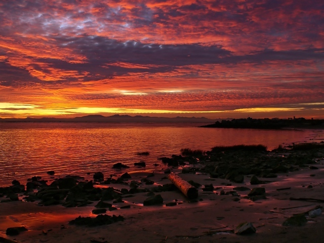 Закат на диком пляже