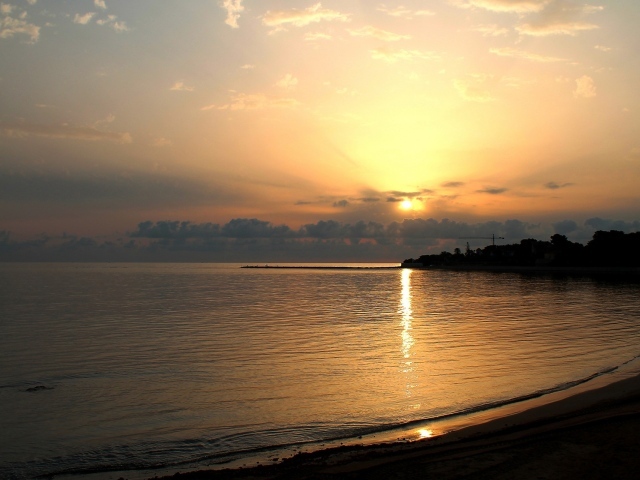 Закат над спокойным морем