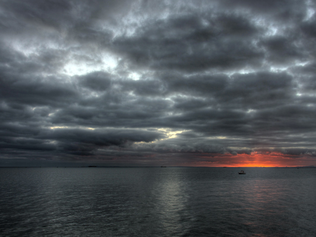 Лучи солнца на облачном небе