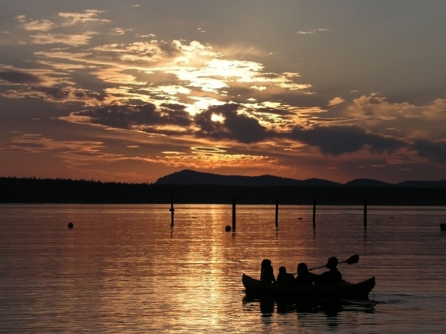 Катание в лодке на закате