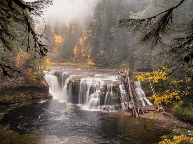 Пейзаж с водопадом на реке