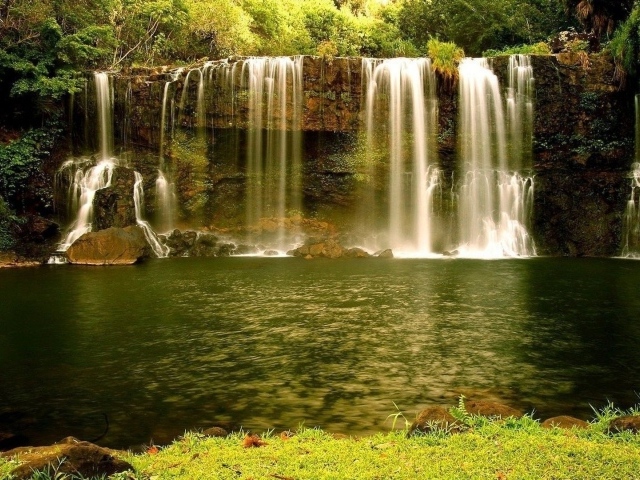 Золотисто зеленый водопад