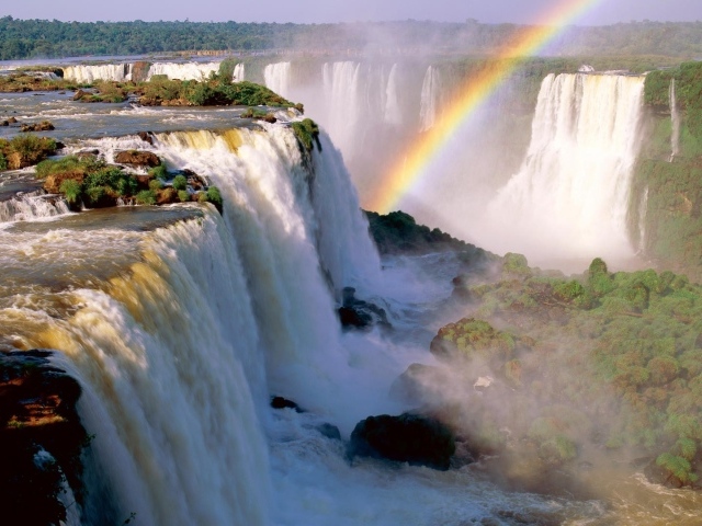 Водопад с радугой в Аргентине