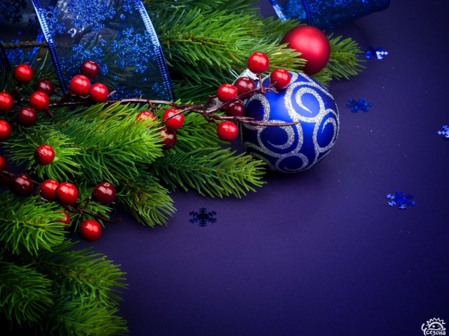 Ёлочная ветка и синяя игрушка