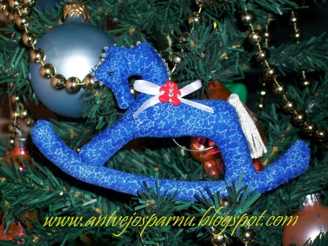 Елочная игрушка лошадка качалка