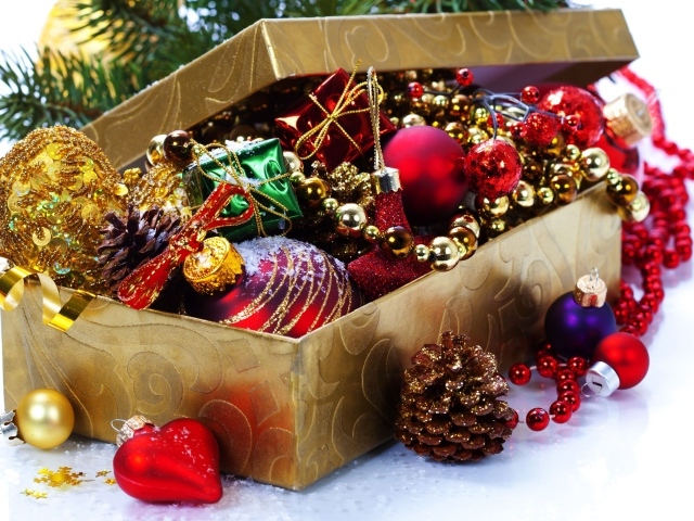 Елочные игрушки из шишек