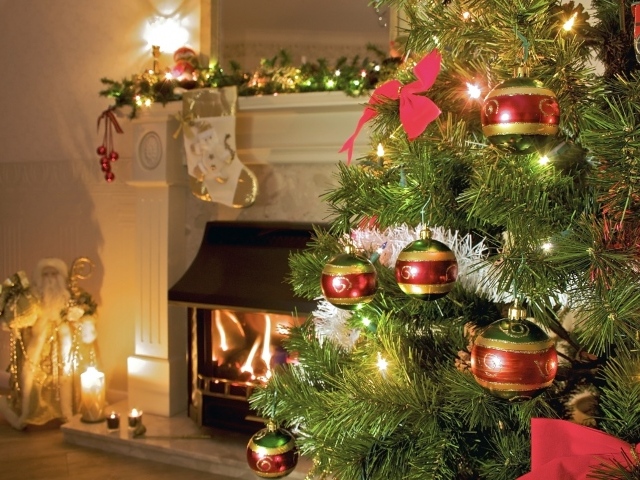 Новогодняя ёлка в уютном доме