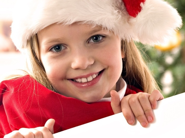 Девочка в костюме снегурочки