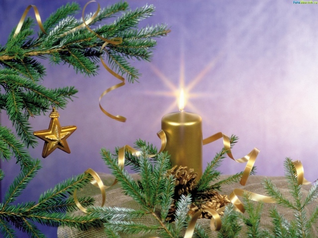 Праздничная свеча золотого цвета