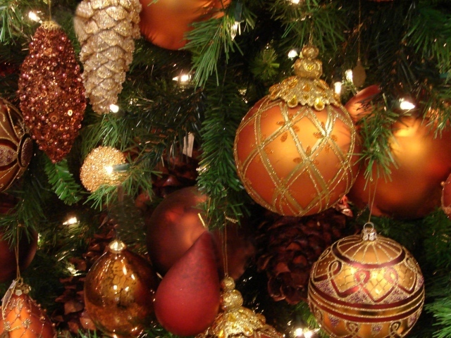 Праздничные украшения новогодней елки 2014