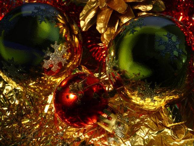 Сияющие ёлочные игрушки