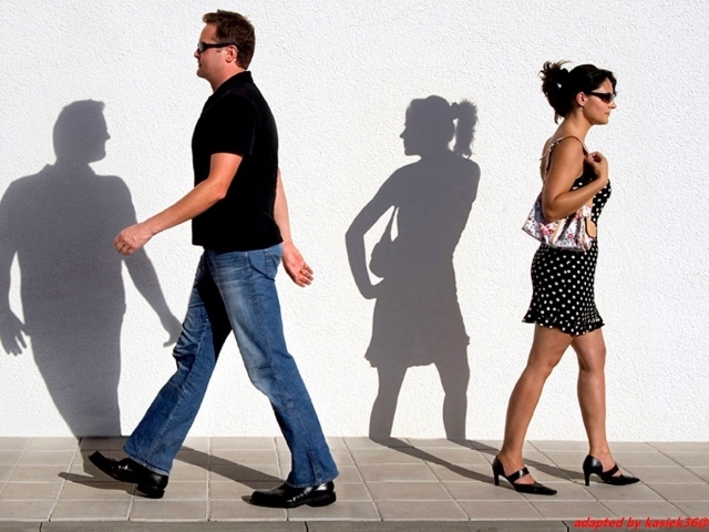 Тени людей оглянулись