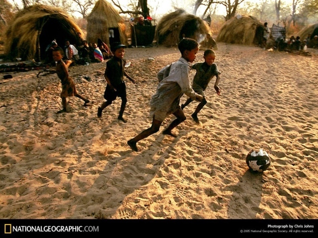 Дети Африки играют в футбол