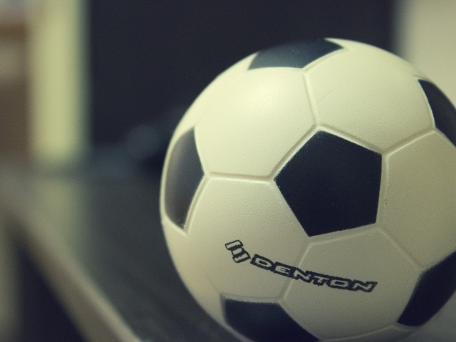 Футбольный мяч на окне