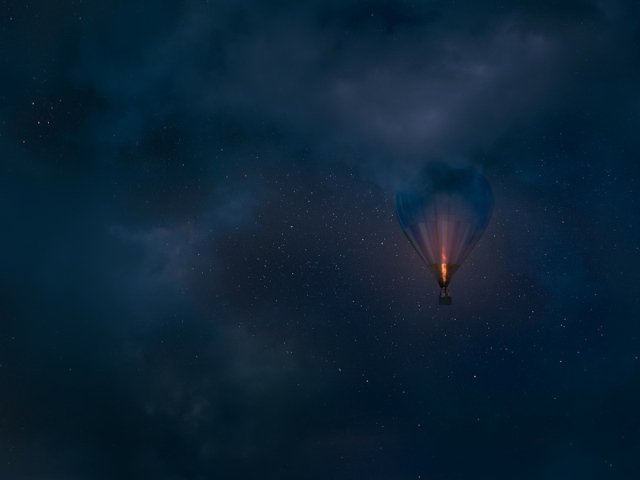 Воздушный шар в ночном небе