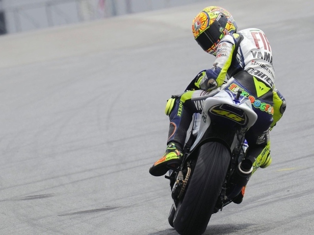 Валентино Росси гонщик на мотоцикле