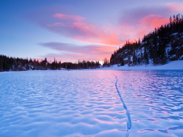 Озеро покрытое волнистым льдом