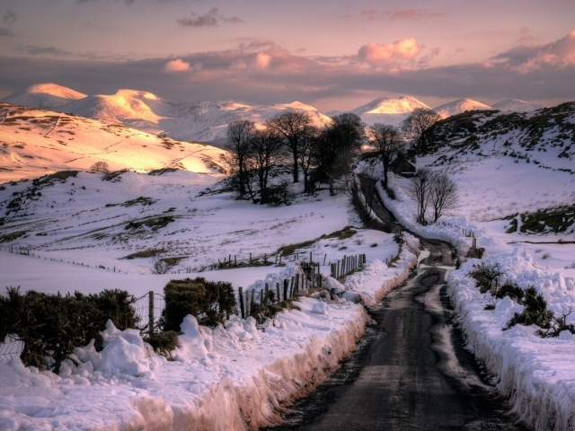 Дорога зимой на фоне прекрасных гор