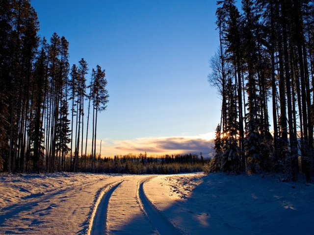 Заснеженная дорога вечером