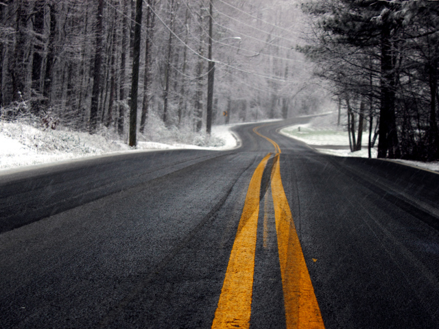 Дорога зимой в пасмурную погоду