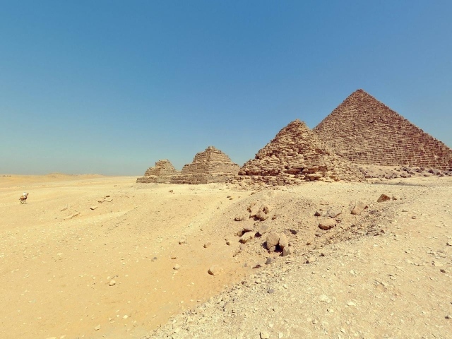 Египетские пирамиды в пустыне